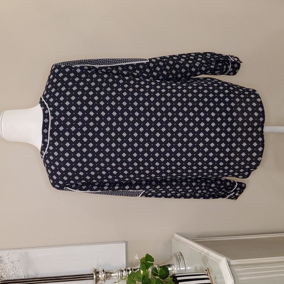 LOFT Beautiful Navy & White Top! ๐๐๐ - Picture 7 of 11